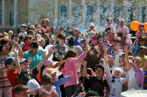 Tyumen Rusia Julio 2018 Niños Felices Atrapan Burbujas Jabón Calle — Foto de Stock