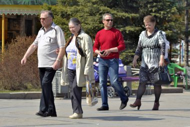 Tyumen, Rusya, Temmuz, 2018: Çiftler yaşlılar şehir parkta yürümek..