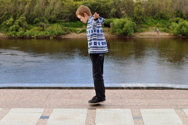 The teenage boy shows focus a levitation — Stock Photo, Image