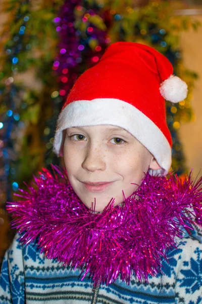 Портрет мальчика-подростка в рождественской красной шляпе . — стоковое фото