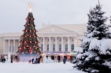 Tyumen Dram Tiyatrosu önünde kare yeni yıl ağacı