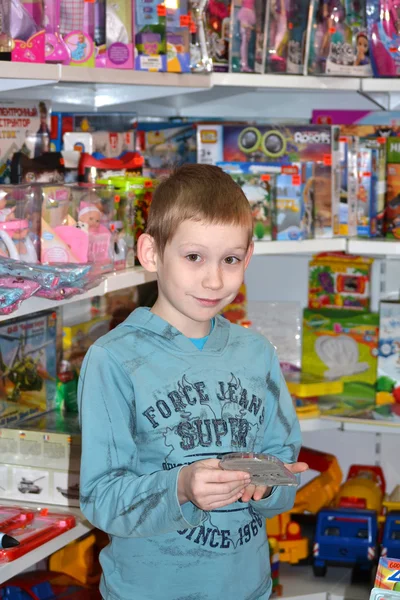 Il ragazzo sceglie un giocattolo nel negozio di giocattoli . — Foto Stock