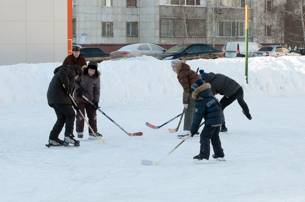 Tenåringer spiller ishockey på en skøytebane. Tyumen, Russland – stockfoto