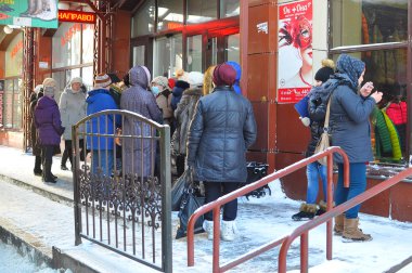 Sokaktaki insanlar dükkanın açılmasını bekler. Tyumen, Rusya. F