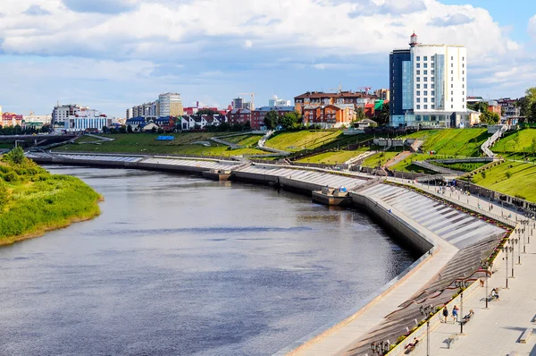 The embankment in Tyumen and the river Tura in the summer sunny — Stock Photo, Image