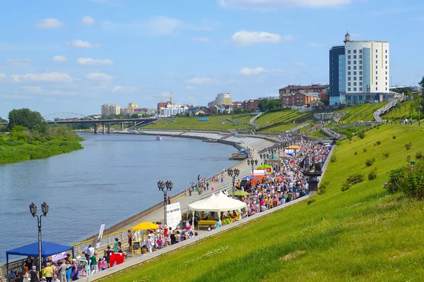 Tyumen ve güneşli yaz aylarında nehir Tura dolgu 