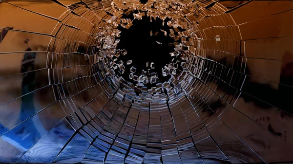 Dziurę po kuli: kawałki rozbitego szkła — Zdjęcie stockowe