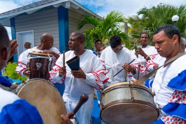 Geleneksel kostümlü Kübalı müzisyenler, 2018 baharında turistler, Santa Maria, Santa Clara, Küba,