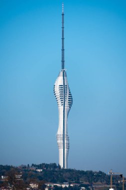 İstambul 'daki Kucuk Camlica TV Radyo Kulesi. Gözlem güverteleri ve restoranları olan telekomünikasyon kulesi. Zirvesi, İstanbul 'daki deniz seviyesinin en yüksek noktasıdır. Mart 2021 'de İstambul' da yakalandı.