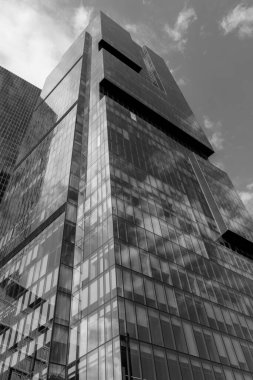 İstanbul 'daki modern gökdelen ofisi ya da apartman binası. Geniş açı. Mart 2021