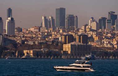 İstanbul şehir manzarası, gökdelenler ve Dolmabahce Sarayı Boğazı manzarası. Mart 2021