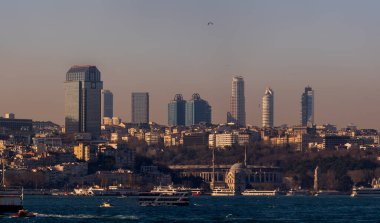 İstanbul şehir manzarası, gökdelenler ve Dolmabahce Sarayı Boğazı manzarası. Mart 2021