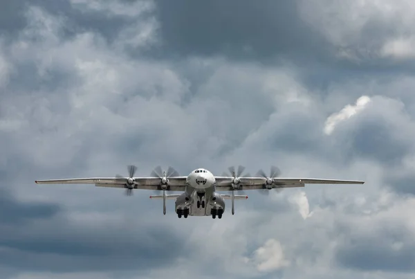 22安托诺夫 安泰伊从基辅 安托诺夫 2国际机场出发 执行商业任务 与科罗纳威斯号作斗争 22是世界上最大的涡轮螺旋桨动力飞机 2020年5月27日 — 图库照片