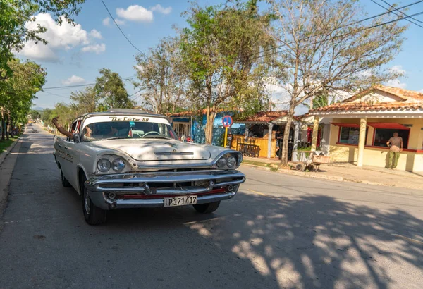 Ρετρό Αυτοκίνητο Ταξί Τουρίστες Στο Vinales Κούβα Σύλληψη Την Άνοιξη — Φωτογραφία Αρχείου
