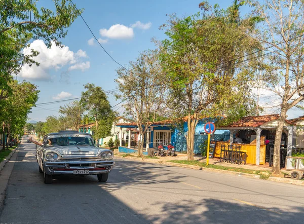Samochód Retro Jako Taksówka Turystami Vinales Kuba Schwytany Wiosną 2019 — Zdjęcie stockowe