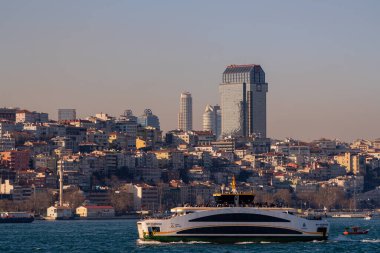 İstanbul şehir manzarası, gökdelenler ve Dolmabahce Sarayı Boğazı manzarası. Mart 2021