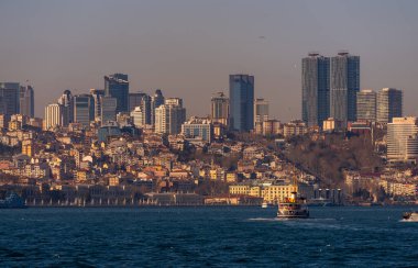 İstanbul şehir manzarası, gökdelenler ve Dolmabahce Sarayı Boğazı manzarası. Mart 2021