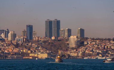 İstanbul şehir manzarası, gökdelenler ve Dolmabahce Sarayı Boğazı manzarası. Mart 2021