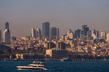 İstanbul şehir manzarası, gökdelenler ve Dolmabahce Sarayı Boğazı manzarası. Mart 2021