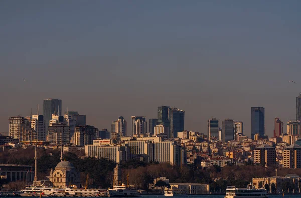 Stanbul Şehir Manzarası Gökdelenler Dolmabahce Sarayı Boğazı Manzarası Mart 2021 — Stok fotoğraf