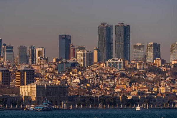 Stanbul Şehir Manzarası Gökdelenler Dolmabahce Sarayı Boğazı Manzarası Mart 2021 — Stok fotoğraf