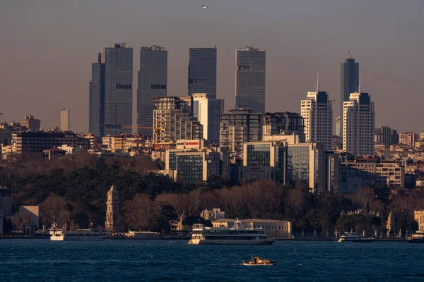 Stadsgezicht Van Istanbul Wolkenkrabbers Dolmabahce Palace Uitzicht Vanaf Bosporus Straat — Stockfoto