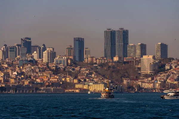 Stanbul Şehir Manzarası Gökdelenler Dolmabahce Sarayı Boğazı Manzarası Mart 2021 — Stok fotoğraf