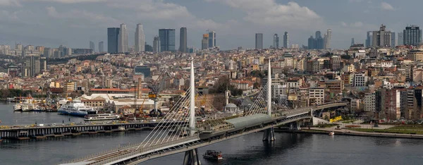 Stanbul Şehri Gökdelenler Golden Horn Metro Köprüsü Mart 2021 — Stok fotoğraf