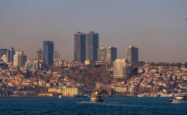 Paysage Urbain Istanbul Gratte Ciel Dolmabahce Palace Vue Depuis Détroit Photo De Stock