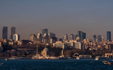 İstanbul şehir manzarası, gökdelenler ve Dolmabahce Sarayı Boğazı manzarası. Mart 2021