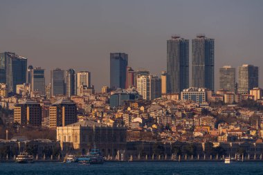 İstanbul şehir manzarası, gökdelenler ve Dolmabahce Sarayı Boğazı manzarası. Mart 2021