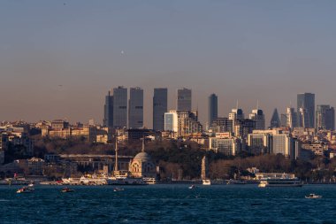 İstanbul şehir manzarası, gökdelenler ve Dolmabahce Sarayı Boğazı manzarası. Mart 2021
