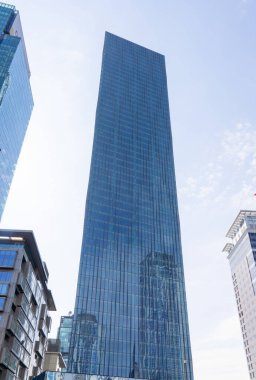 İstanbul 'daki modern gökdelen ofisi ya da apartman binası. Mavi gökyüzü, geniş açı. Mart 2021