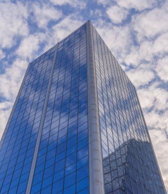 İstanbul 'daki modern gökdelen ofisi ya da apartman binası. Mavi gökyüzü, geniş açı. Mart 2021