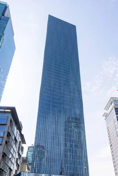 İstanbul 'daki modern gökdelen ofisi ya da apartman binası. Mavi gökyüzü, geniş açı. Mart 2021