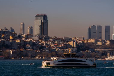 İstanbul şehir manzarası, gökdelenler ve Dolmabahce Sarayı Boğazı manzarası. Mart 2021