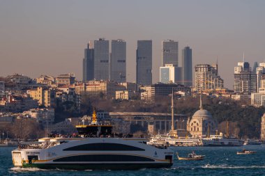 İstanbul şehir manzarası, gökdelenler ve Dolmabahce Sarayı Boğazı manzarası. Mart 2021