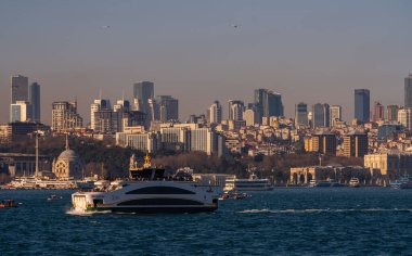 İstanbul şehir manzarası, gökdelenler ve Dolmabahce Sarayı Boğazı manzarası. Mart 2021