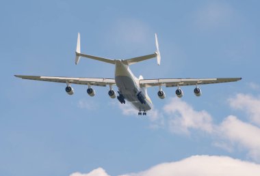 AN-225 Antonov Mriya ticari kargo taşımacılığı yapmak için Kyiv-Antonov-2 Uluslararası Havalimanı 'ndan ayrıldı. AN-225 dünyanın en büyük nakliye uçağıdır. Haziran 2021