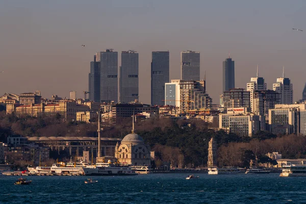 Stanbul Şehir Manzarası Gökdelenler Dolmabahce Sarayı Boğazı Manzarası Mart 2021 — Stok fotoğraf