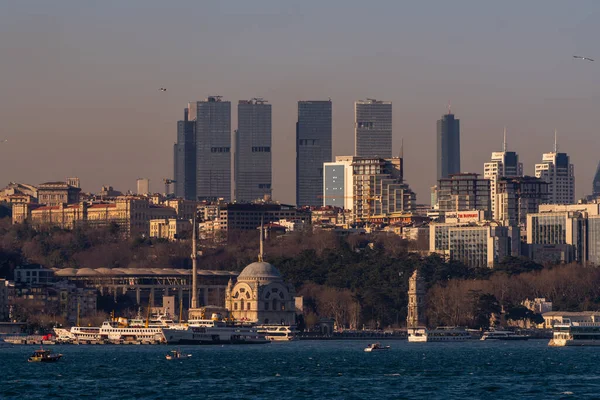 Paysage Urbain Istanbul Gratte Ciel Dolmabahce Palace Vue Depuis Détroit Images De Stock Libres De Droits