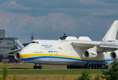 AN-225 Antonov Mriya ticari kargo taşımacılığı yapmak için Kyiv-Antonov-2 Uluslararası Havalimanı 'ndan ayrıldı. AN-225 dünyanın en büyük nakliye uçağıdır. Temmuz 2021