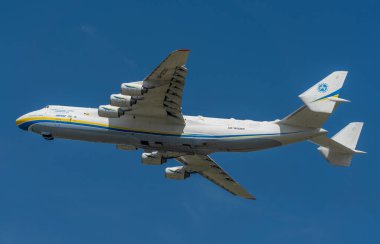 AN-225 Antonov Mriya ticari kargo taşımacılığı yapmak için Kyiv-Antonov-2 Uluslararası Havalimanı 'ndan ayrıldı. AN-225 dünyanın en büyük nakliye uçağıdır. Haziran 2021