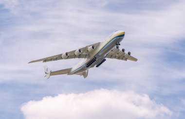 AN-225 Antonov Mriya ticari kargo taşımacılığı yapmak için Kyiv-Antonov-2 Uluslararası Havalimanı 'ndan ayrıldı. AN-225 dünyanın en büyük nakliye uçağıdır. Haziran 2021