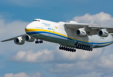 AN-225 Antonov Mriya ticari kargo taşımacılığı yapmak için Kyiv-Antonov-2 Uluslararası Havalimanı 'ndan ayrıldı. AN-225 dünyanın en büyük nakliye uçağıdır. Haziran 2021