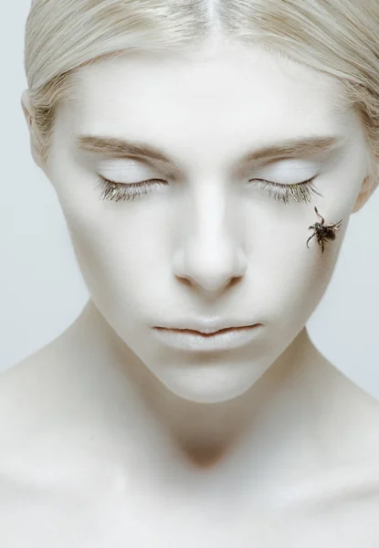 Hibernation et sommeil : fille aux yeux fermés et insecte — Photo