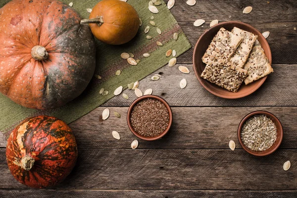 Citrouilles d'automne de style rustique avec biscuits — Photo