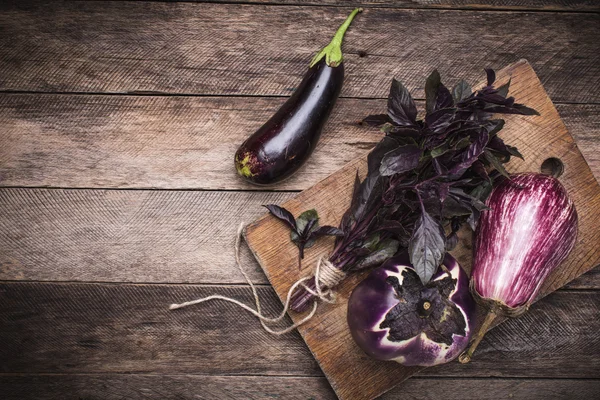 Aubergines and basil — Stock Photo, Image