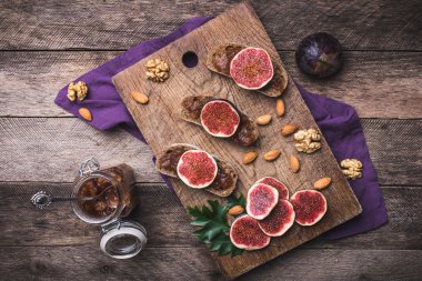 İncir reçeli ile ekmek dilimlenmiş