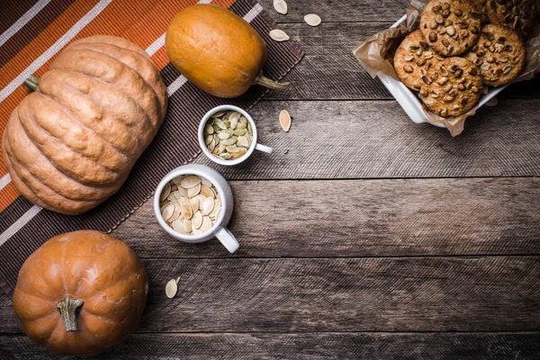 Pompoenen, zaden en cookies met noten — Stockfoto